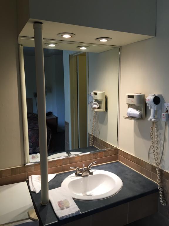 Motel Capri Et Suites Repentigny Δωμάτιο φωτογραφία